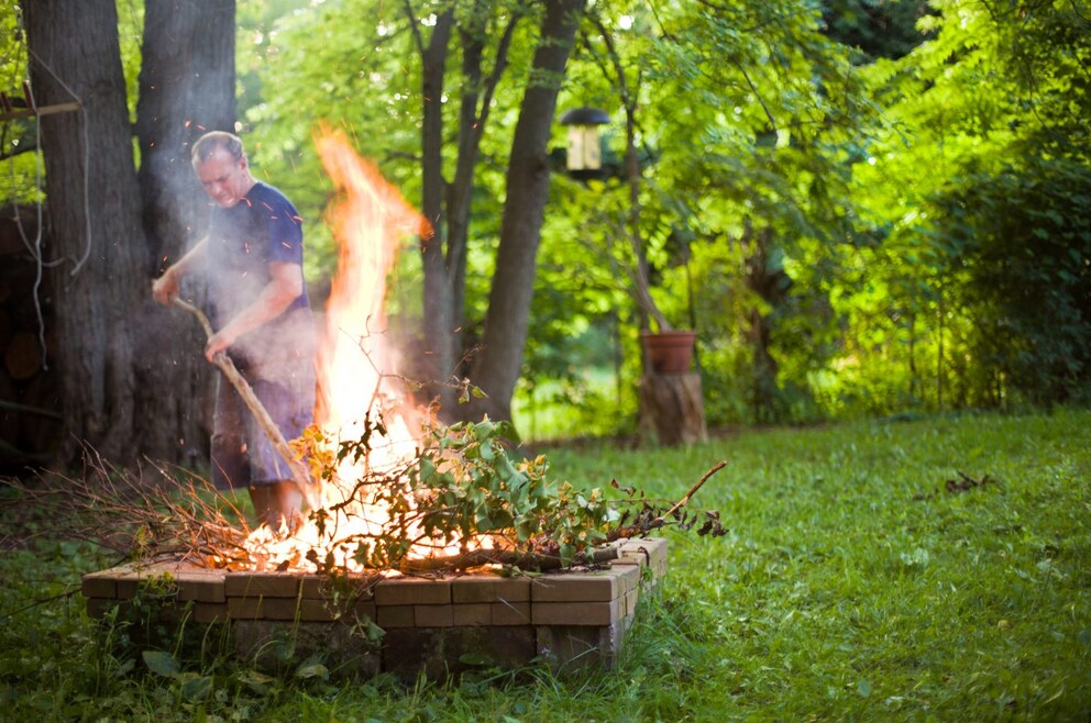 Laub im Garten verbrennen: Erlaubt oder verboten?