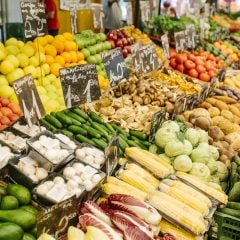 Viele Gemüsesorten liegen auf einem Wochenmarkt aus