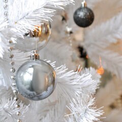 Ein künstlicher Weihnachtsbaum in weiß