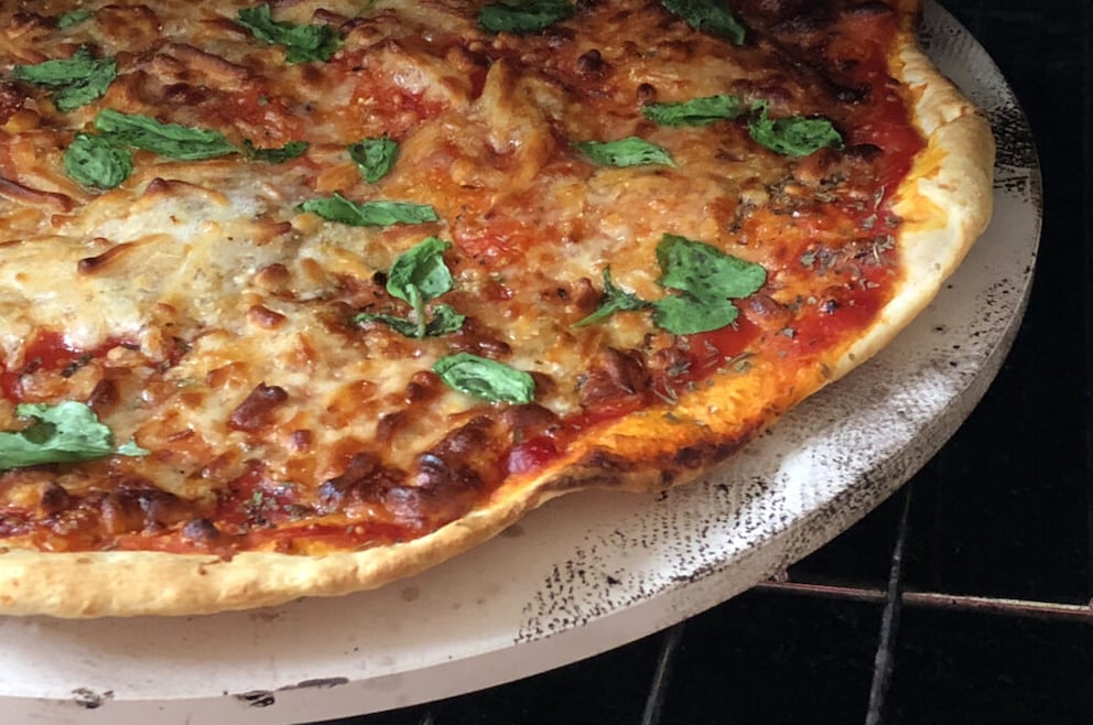 Grillen mit Pizzastein: So gelingt Pizza auf dem Grill - myHOMEBOOK