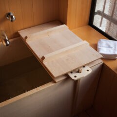 ofuro: eine japanische Badewanne aus Holz mit senkrechten Wänden und Deckel