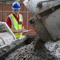 lebender Beton: Ein Bauarbeiter beobachtet Anlieferung von flüssigem Beton