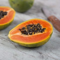 Papaya selber ziehen: Aufgeschnittene Papaya Frucht mit den typischen, schwarzen Kernen