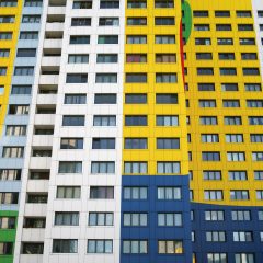 Serielles Bauen: Ostberliner Plattenbau mit bunt bemalter Fassade